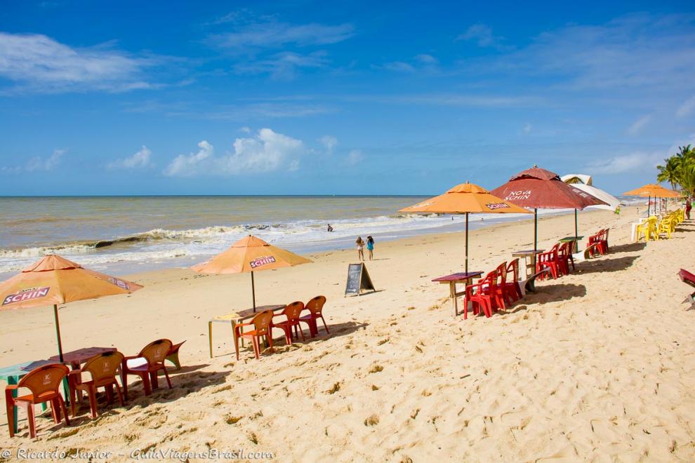 Imagem de guarda sol nas areias a espera dos turistas na Praia de Novo Prado.